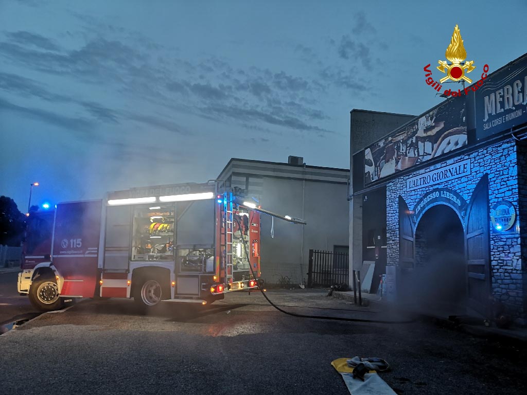 Incendio magazzino Settimo di Pescantina - Vigili del fuoco