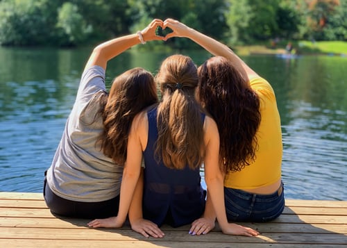 RAGAZZE SUL LAGO AL CAMPO ESTIVO