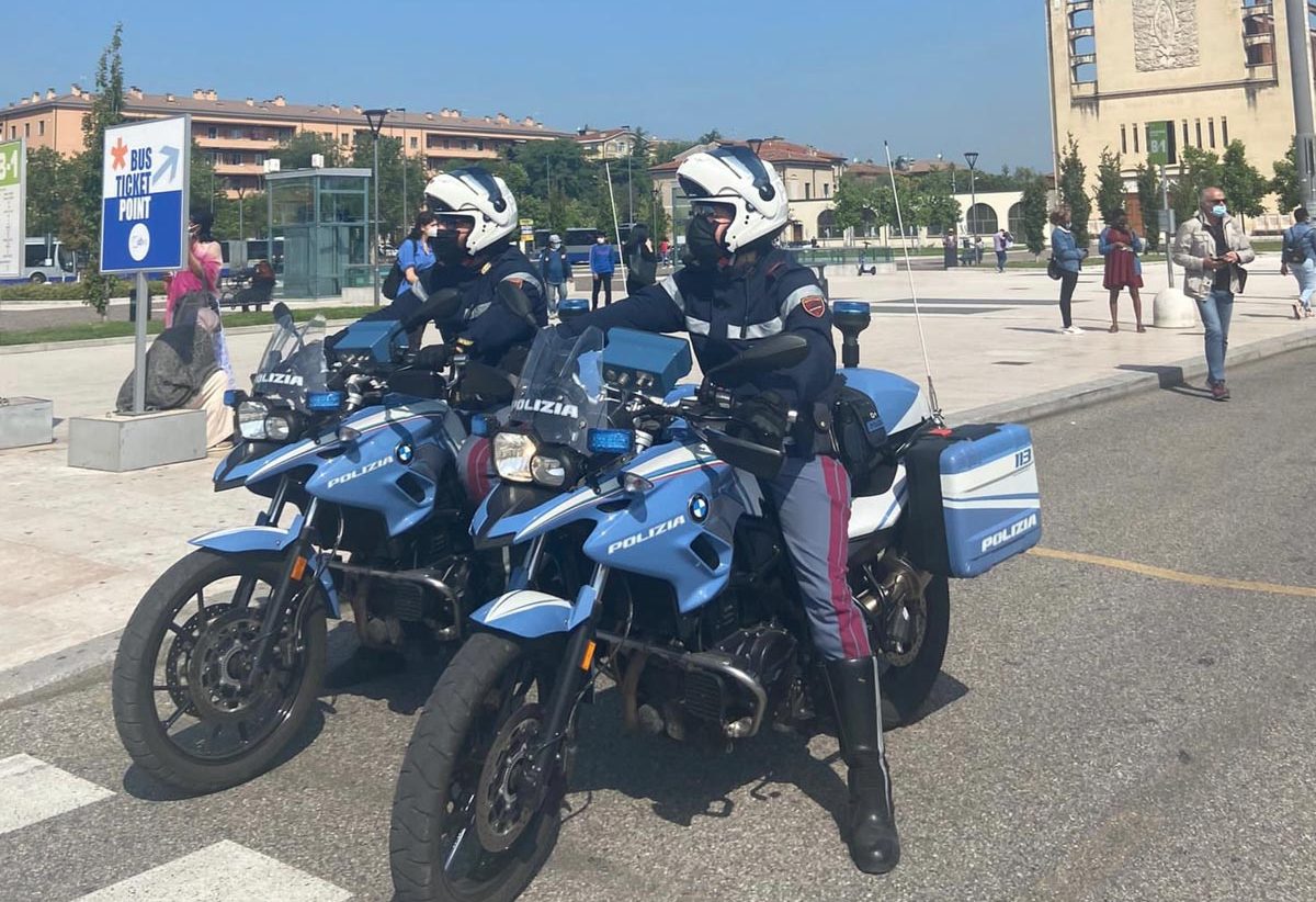 Accoltellamento piazzale stazione porta nuova polizia moto