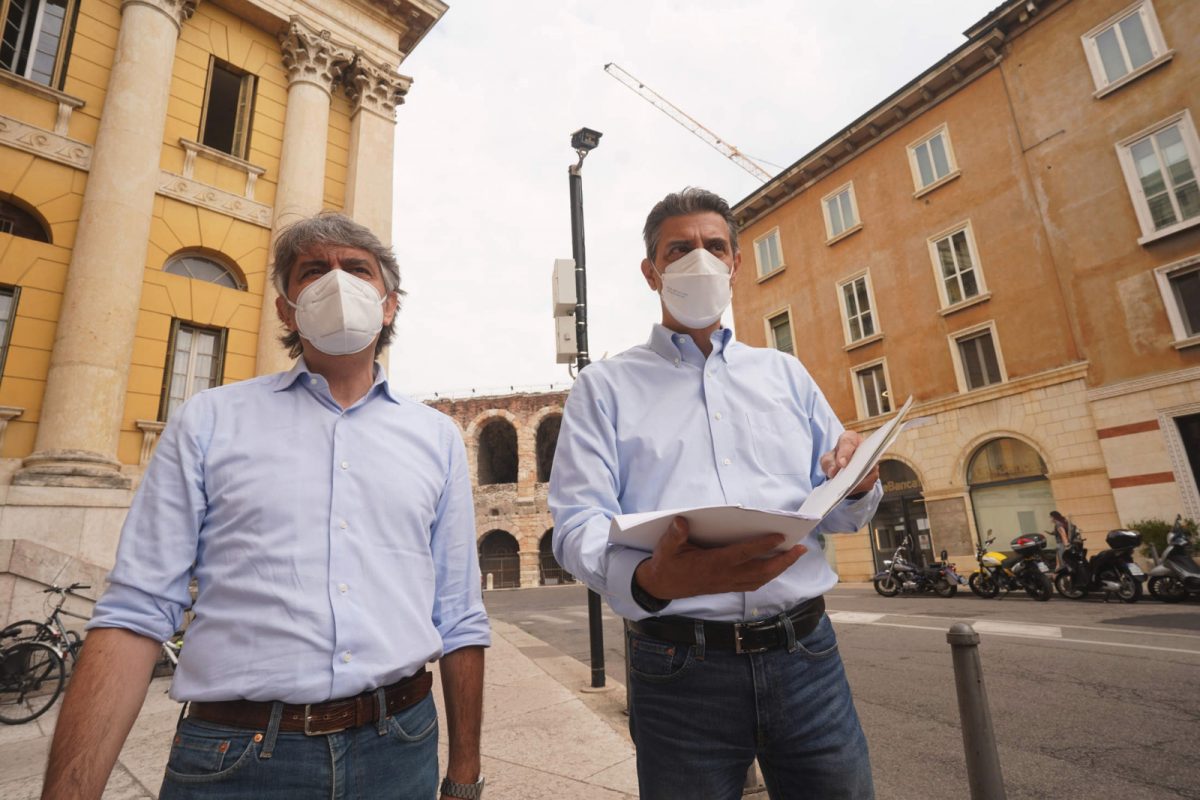 Il sindaco di Verona Federico Sobarina e l'assessore Luca Zanotto