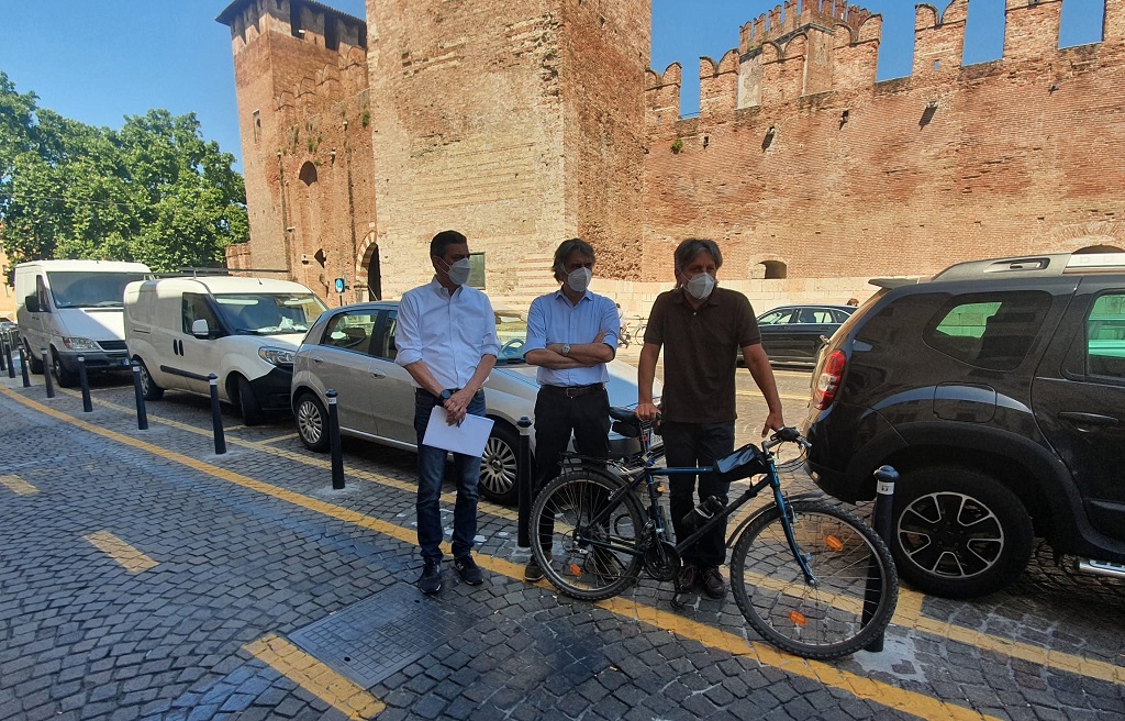 L'assessore Luca Zanotto, il sindaco Federico Sboarina e il presidente Fiab Verona Corrado Marastoni.