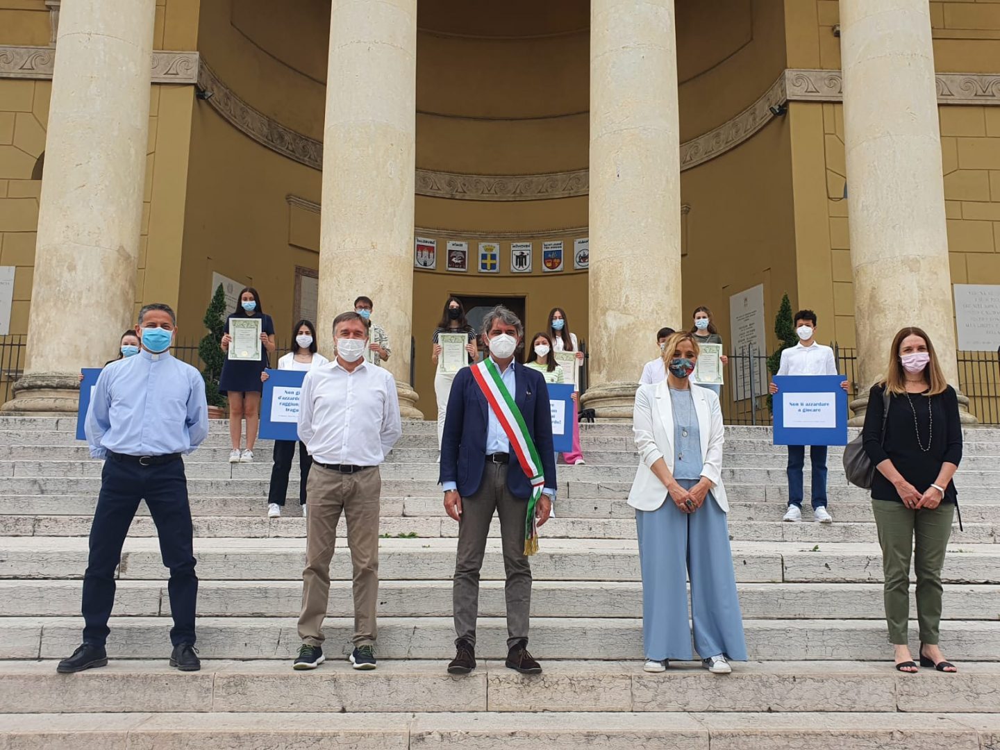 Gli studenti delle Stimate premiati da Sboarina per lo slogan contro la ludopatia.