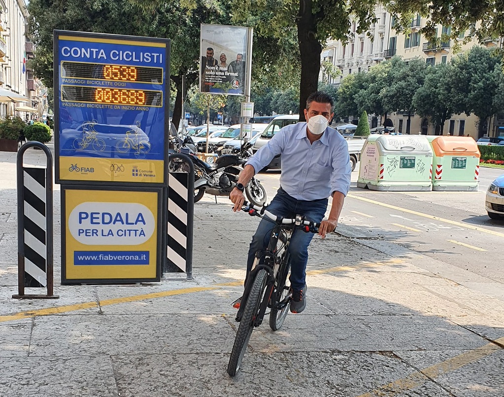 L'ex vicesindaco Luca Zanotto in bicicletta