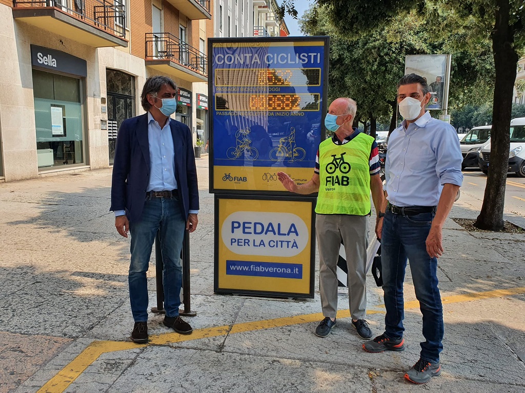 Da sinistra, il Sindaco Sboarina, il vicepresidente di Fiab Verona Migliorini e l'Assessore alla Viabilità Zanotto