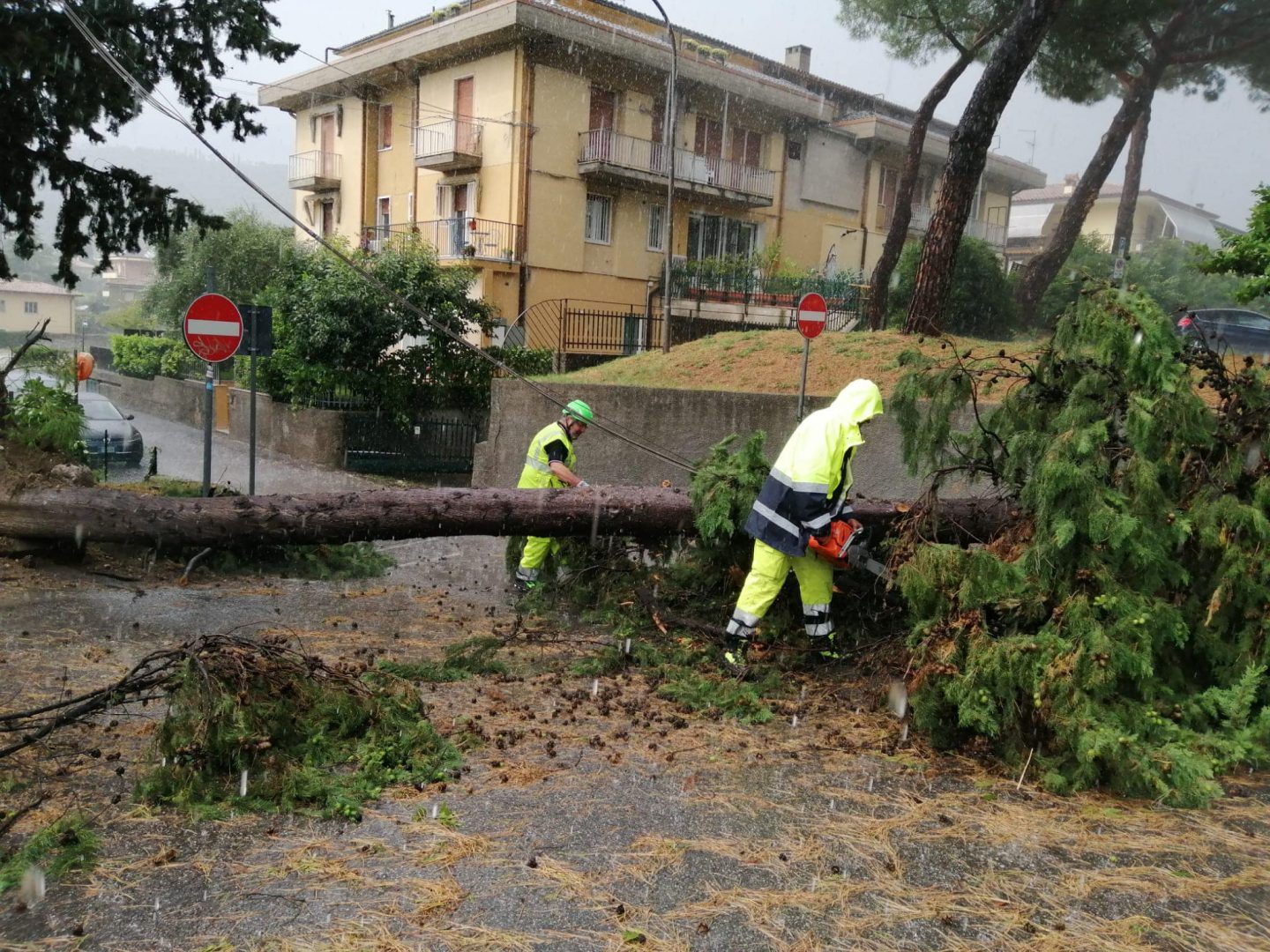 Protezione civile in azione a Garda.