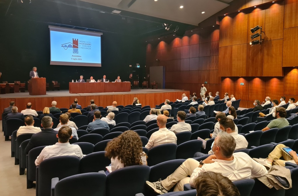Il palco dell'assemblea dell'Ordine degli Ingegneri di Verona