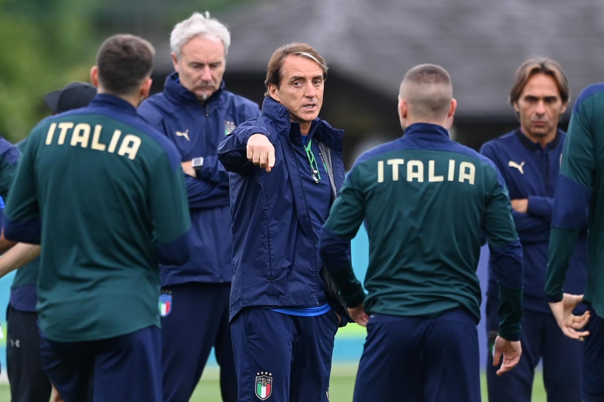 Roberto Mancini e gli Azzurri in allenamento.