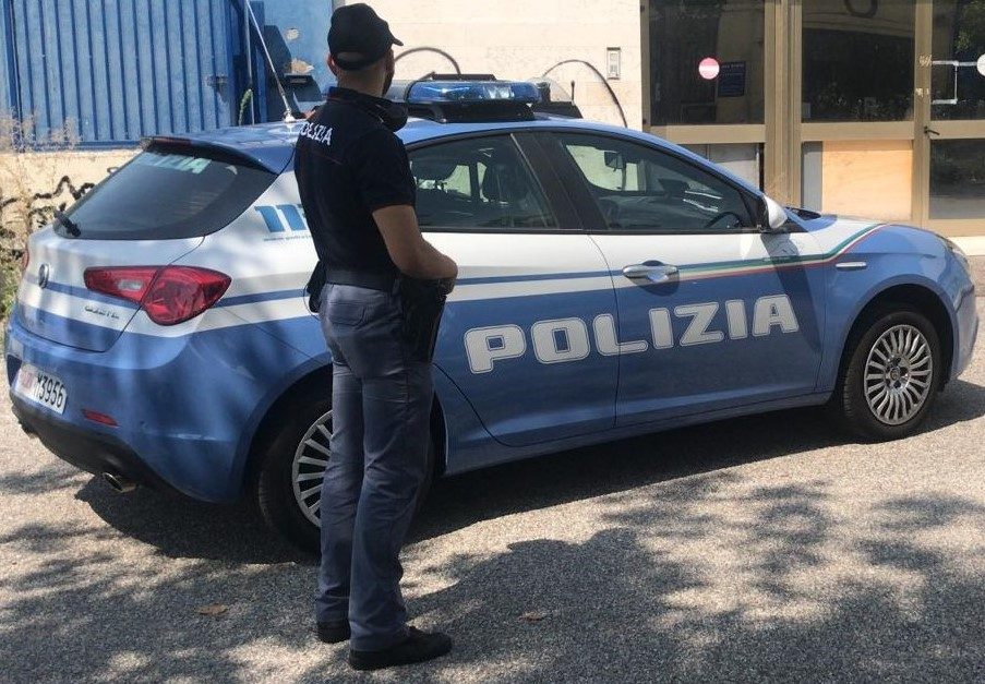 squadra mobile Polizia minorenni denunciati auto rubata