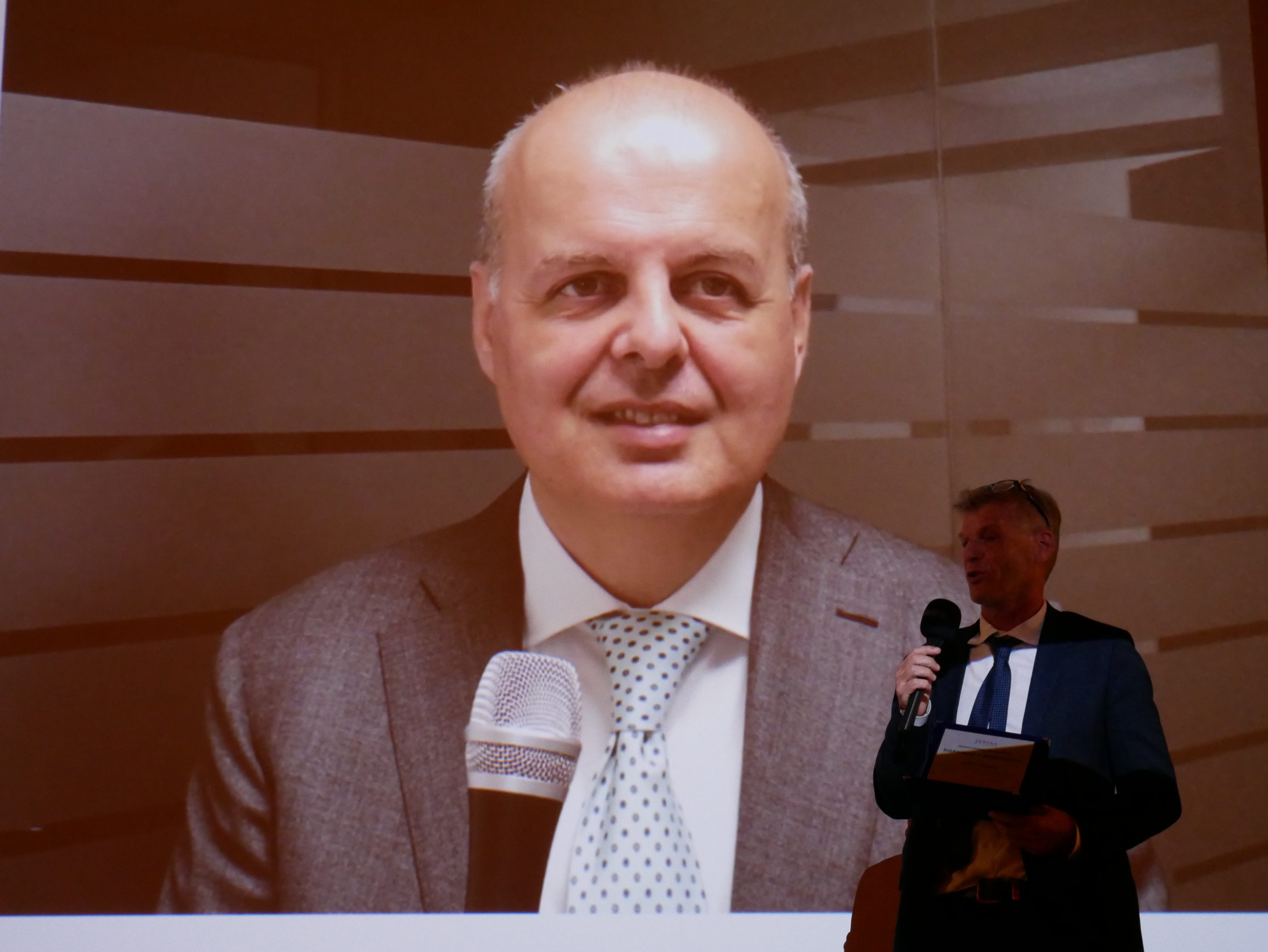 Il presidente dell'Associazione Verona Network premia virtualmente l'AD di REVO Spac Alberto Minali.