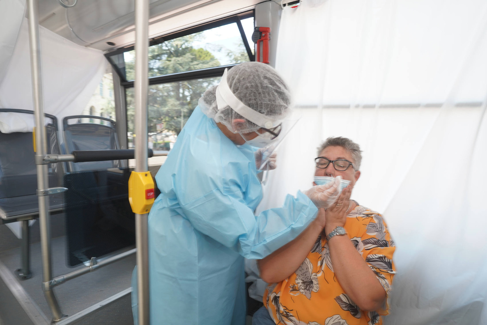 Il bus dei tamponi in piazza Bra negli scorsi giorni