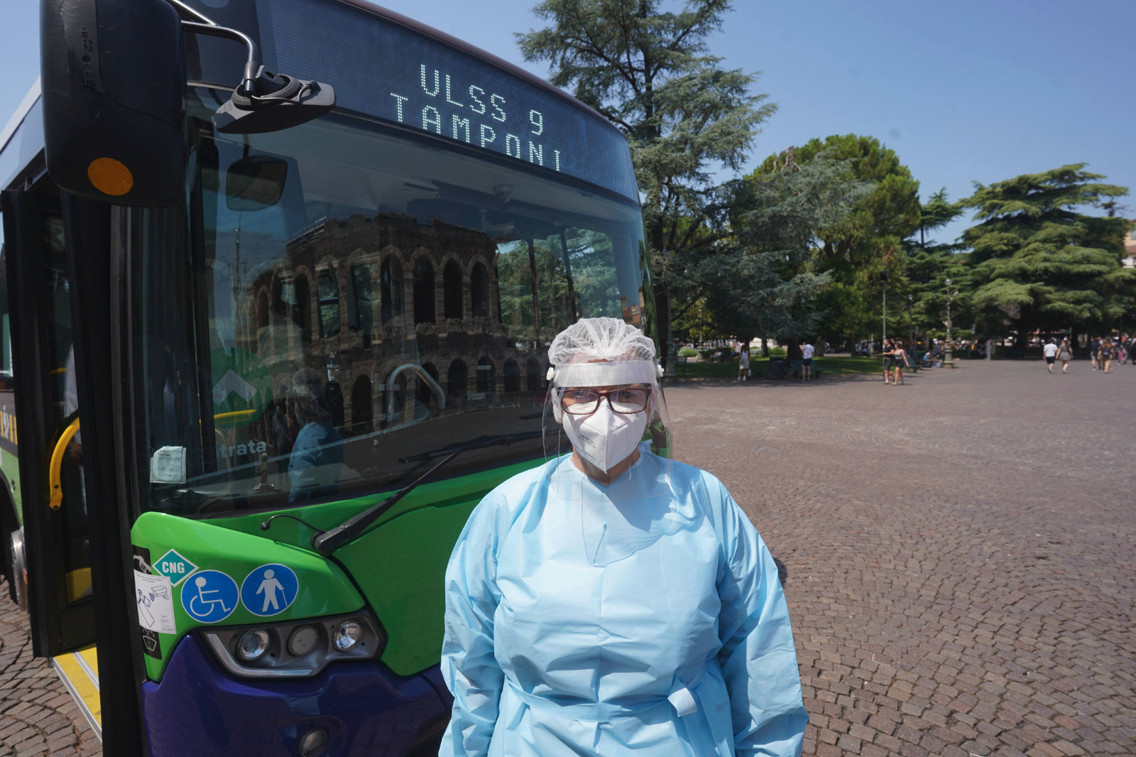 Il bus dei tamponi dell'Ulss 9 Scaligera a Verona