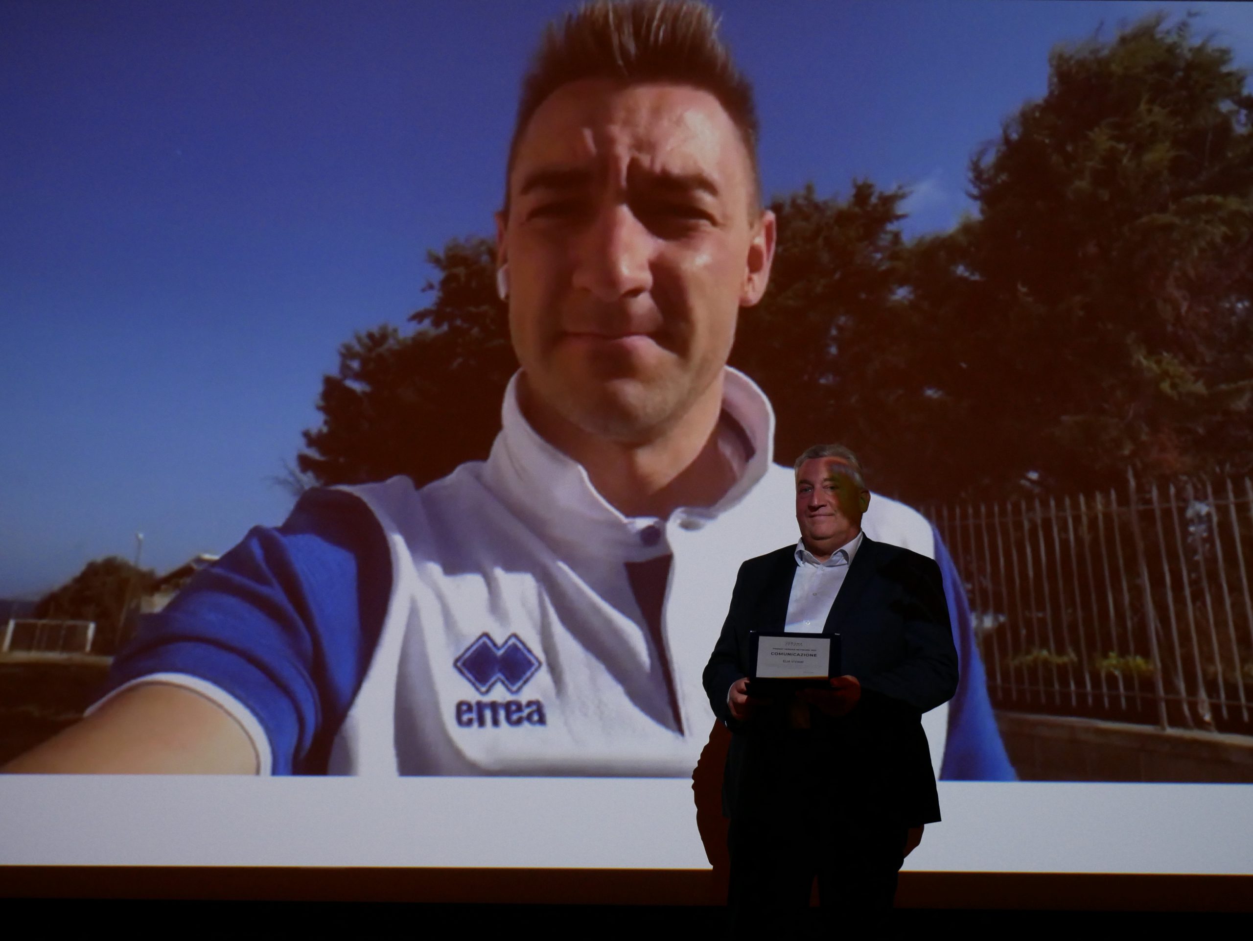 Il presidente di AMIA Verona Bruno Tacchella premia virtualmente Elia Viviani.