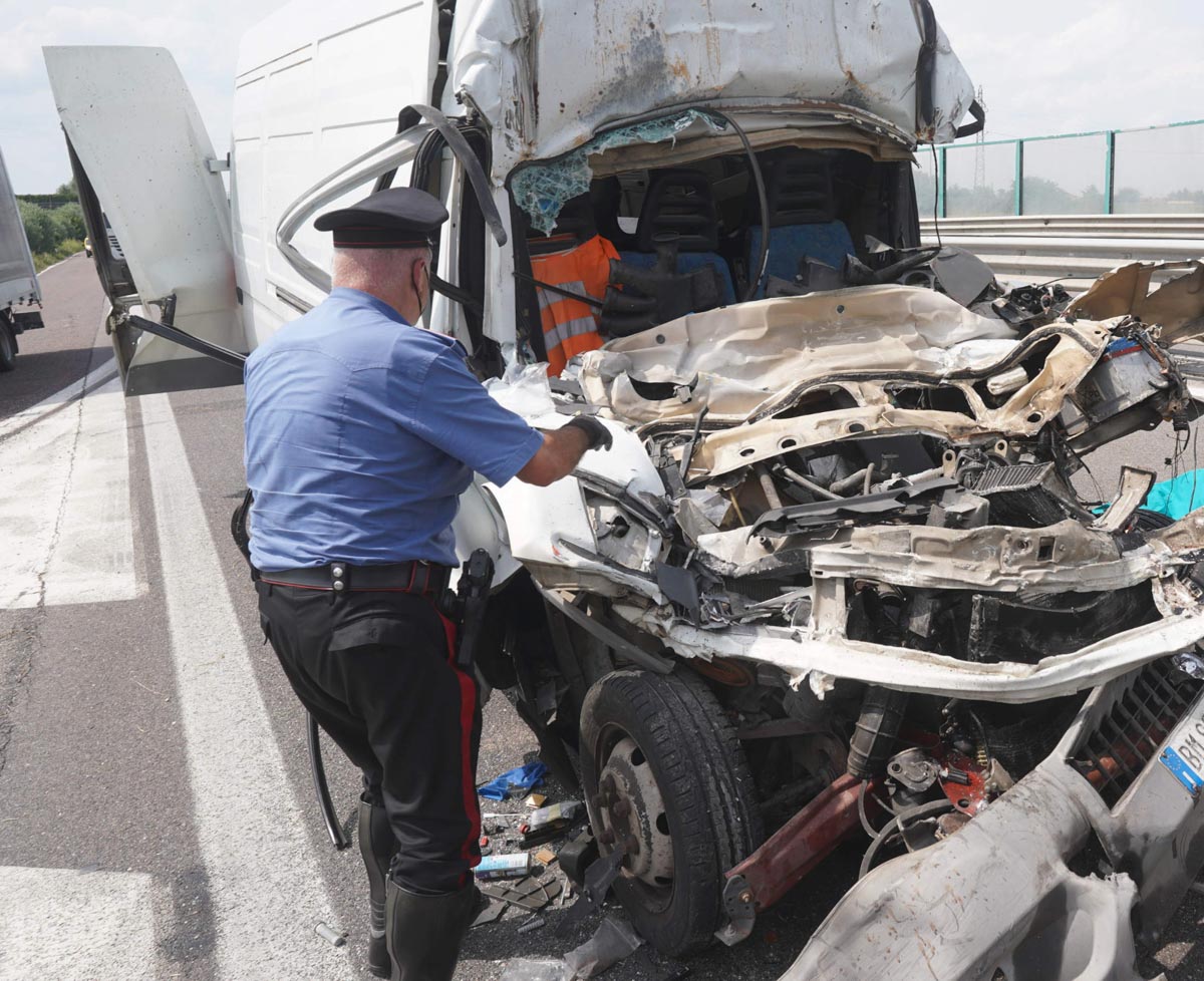 I resti del furgone rimasto schiacciato sotto il mezzo pesante che lo precedeva