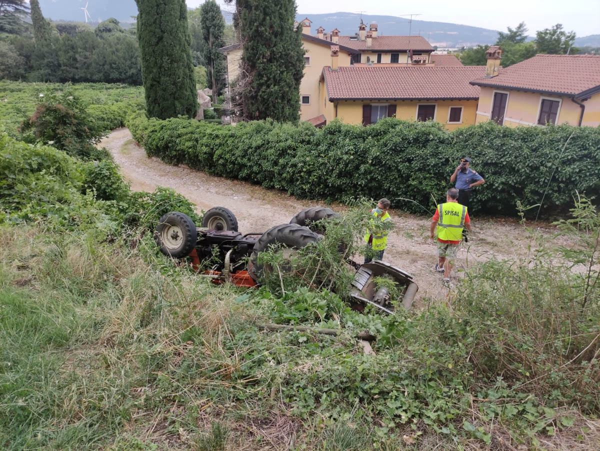 incidente trattore ribaltato affi