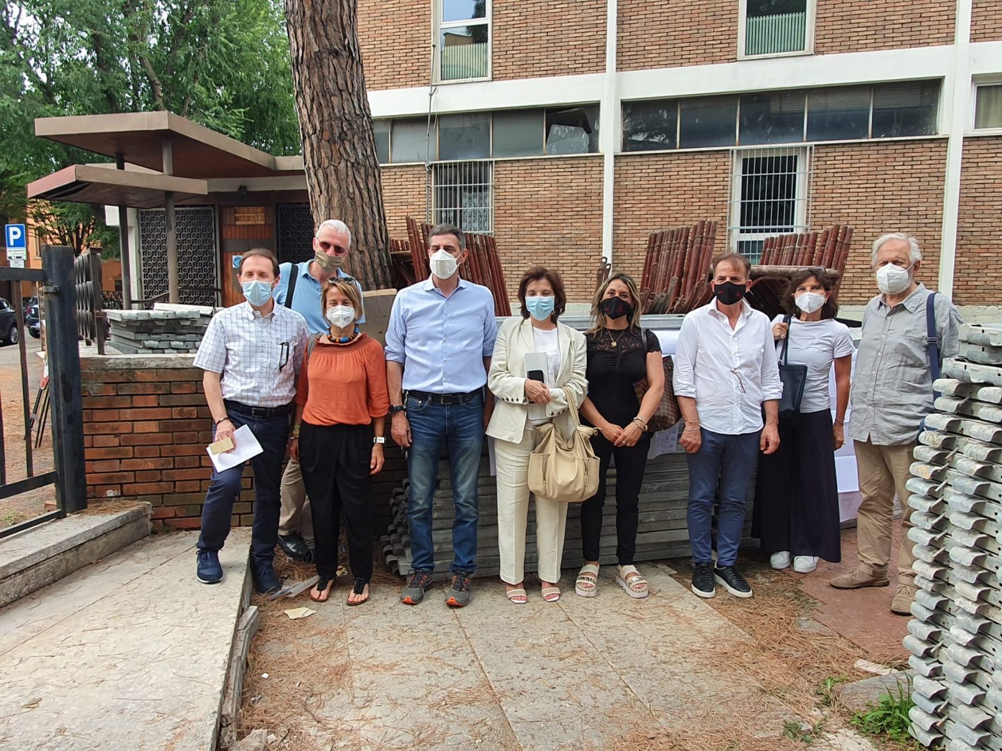 Gli assessori con il gruppo di lavoro che segue l'intervento al dormitorio Camploy