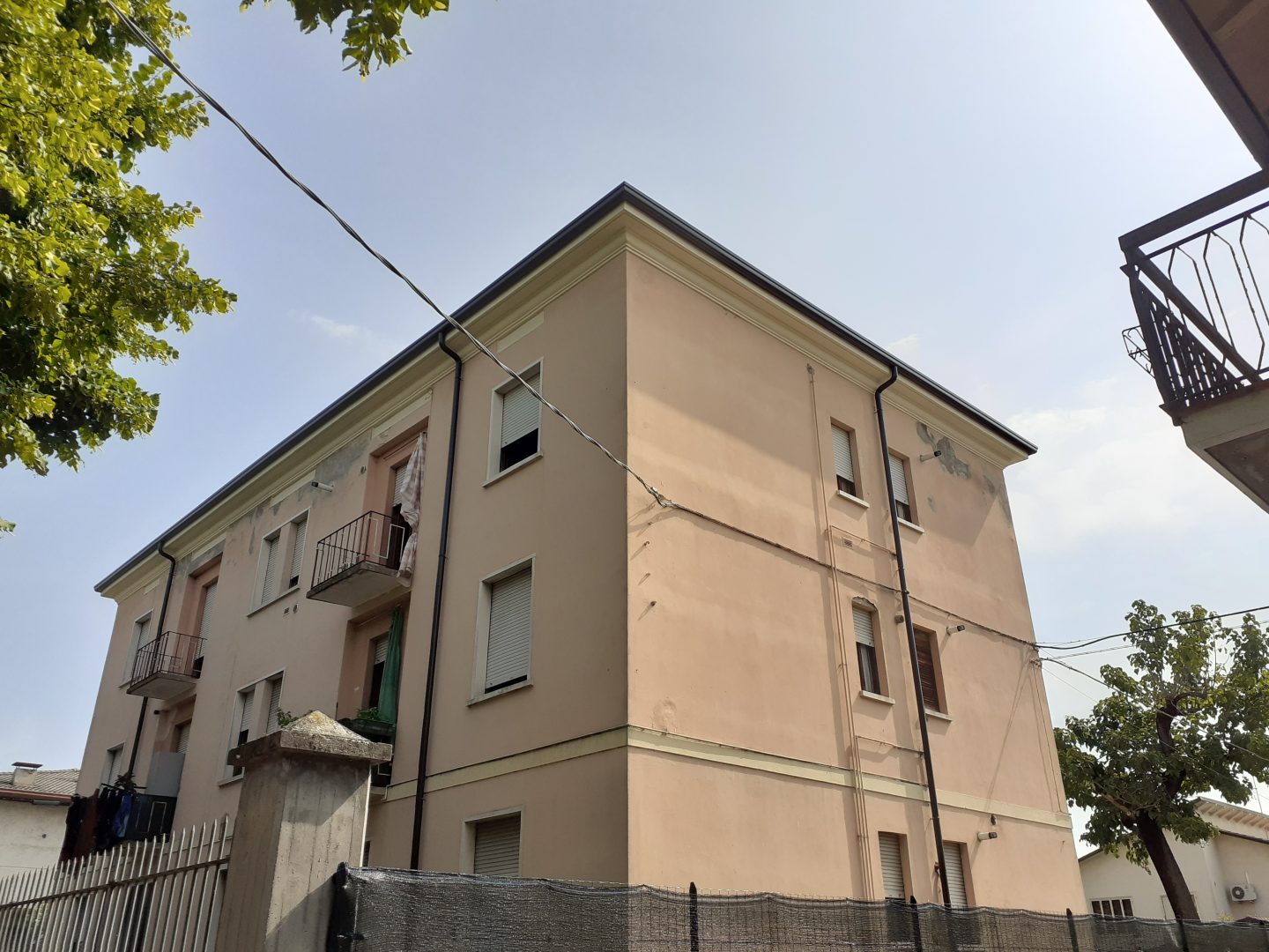 La palazzina delle case comunali sistemata Caldiero