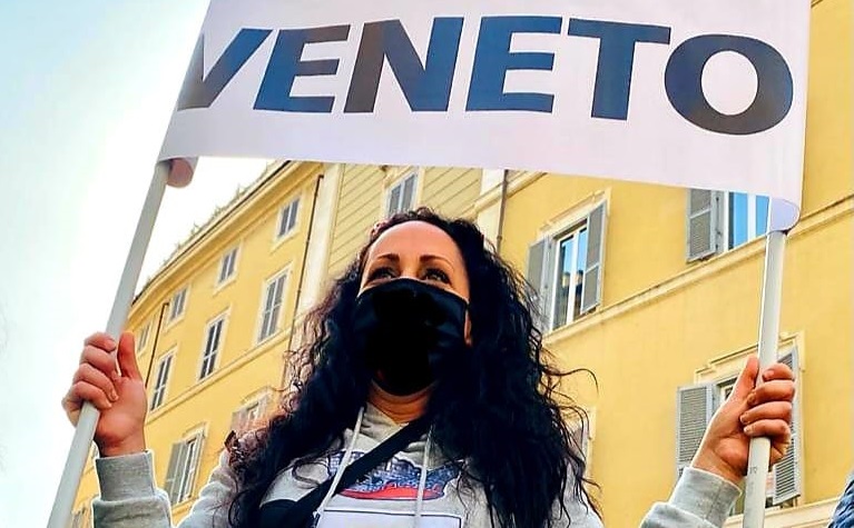 Alessia Brescia manifesta con i soci dell'associazione Ristoratori Veneto.