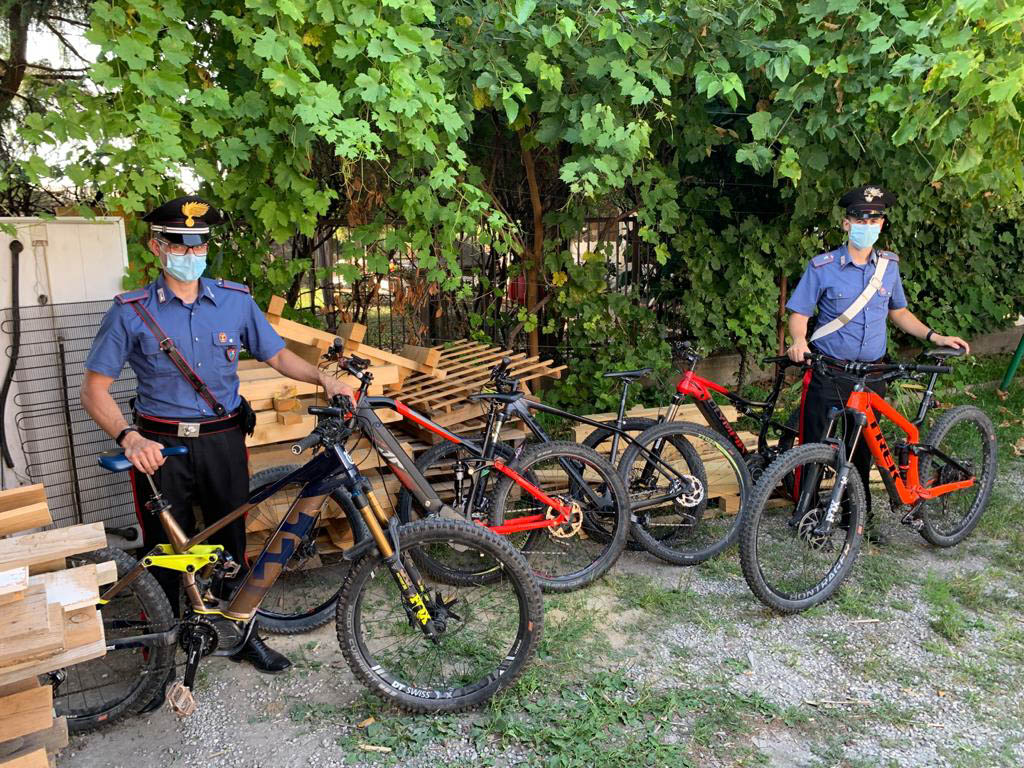I Carabinieri con le biciclette rubate sul lago e ritrovate a Cadidavid
