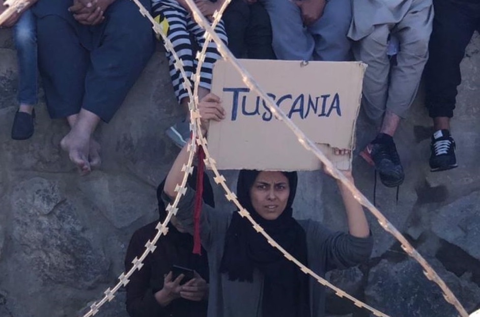 Donna afghana con cartello Tuscania