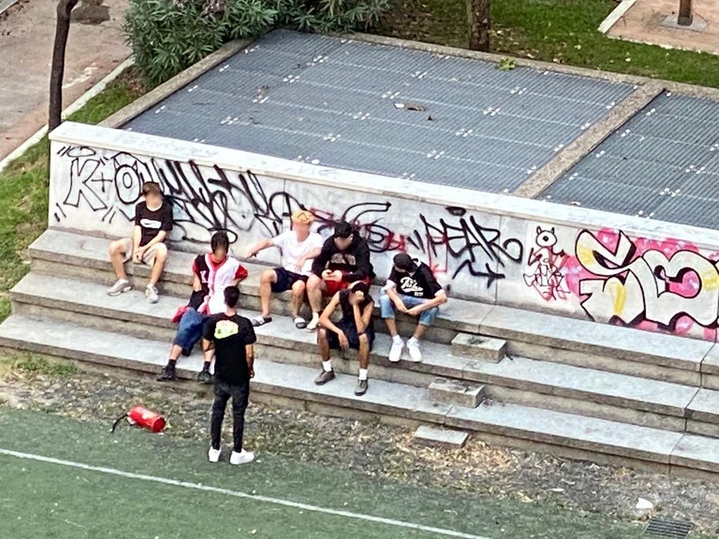 Gruppo di giovani vandali in via Abba