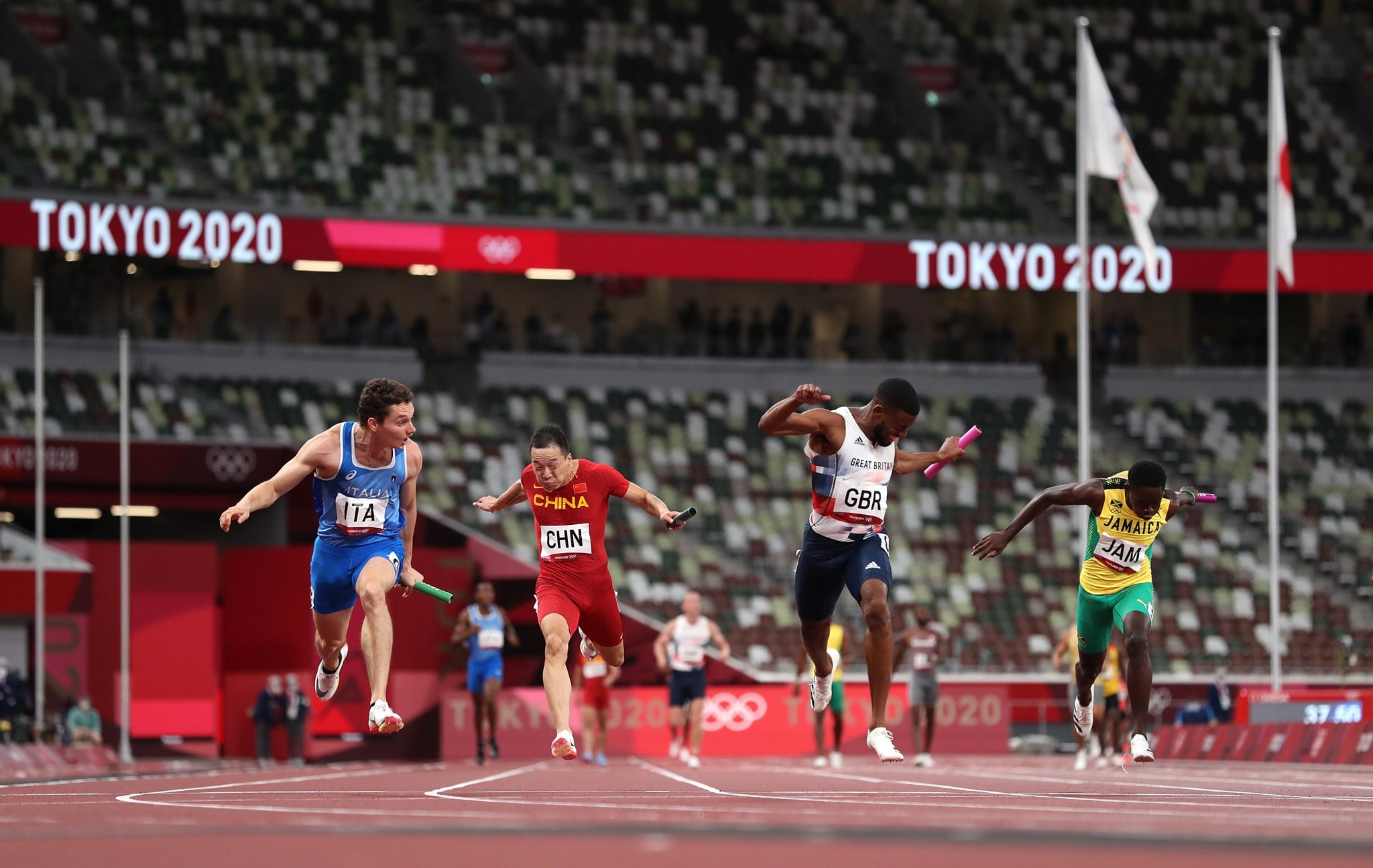 Oro olimpico nella staffetta 4x100 maschile per l'Italia. Filippo Tortu sul traguardo