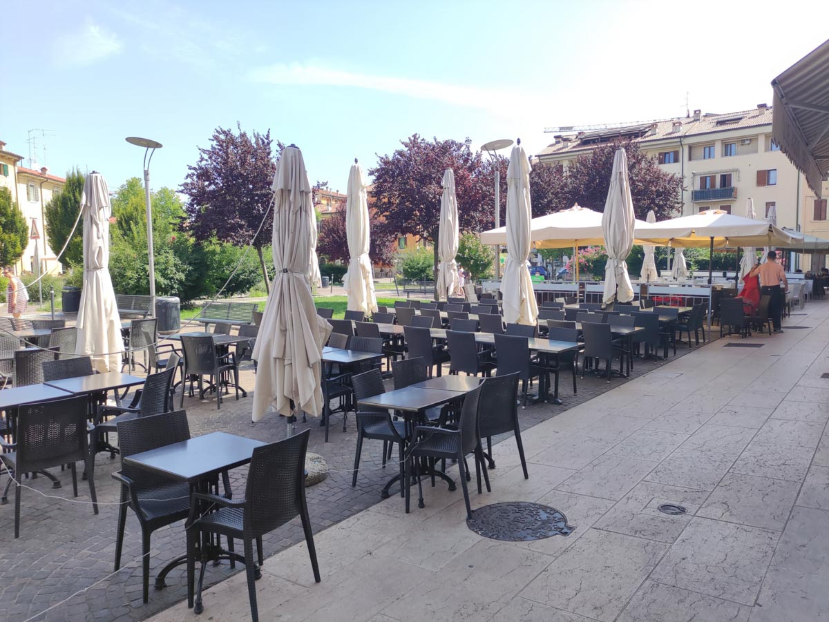 Piazza Corrubbio - San Zeno - Verona - tavolini bar locali