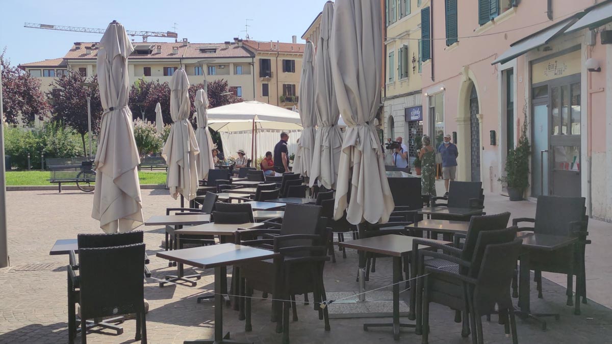 Piazza Corrubbio - San Zeno - Verona - tavolini bar locali