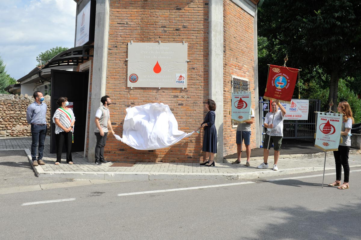 L'inaugurazione della stele dedicata ai donatori di sangue per i 50 anni della sezione Fidas Verona di Caselle di Sommacampagna