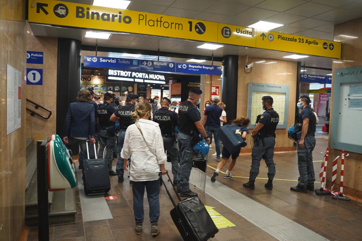 Controlli della Polizia in stazione a Verona Porta Nuova