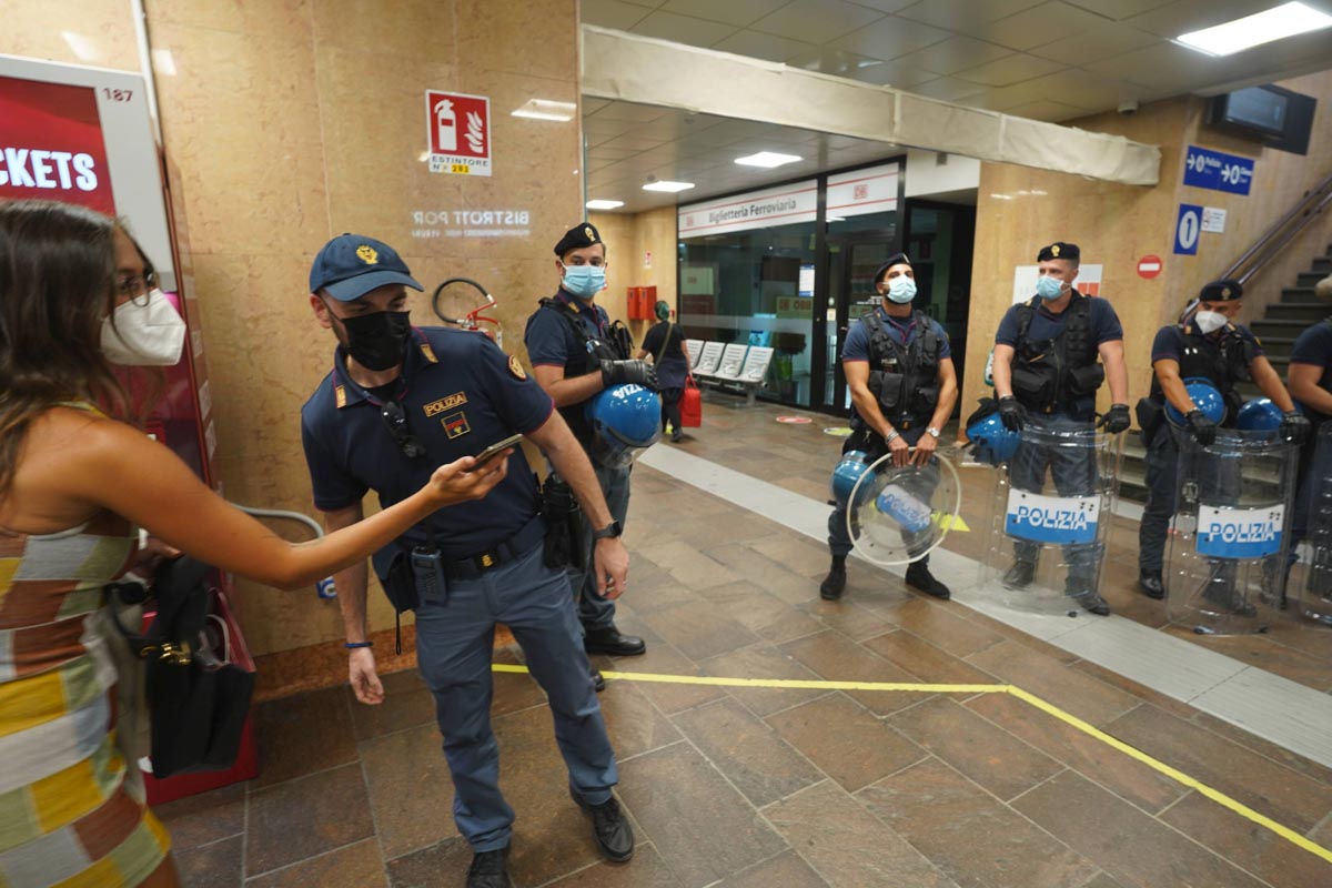 Controlli della Polizia in stazione a Verona Porta Nuova