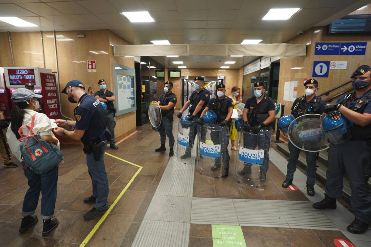 Controlli della Polizia in stazione a Verona Porta Nuova