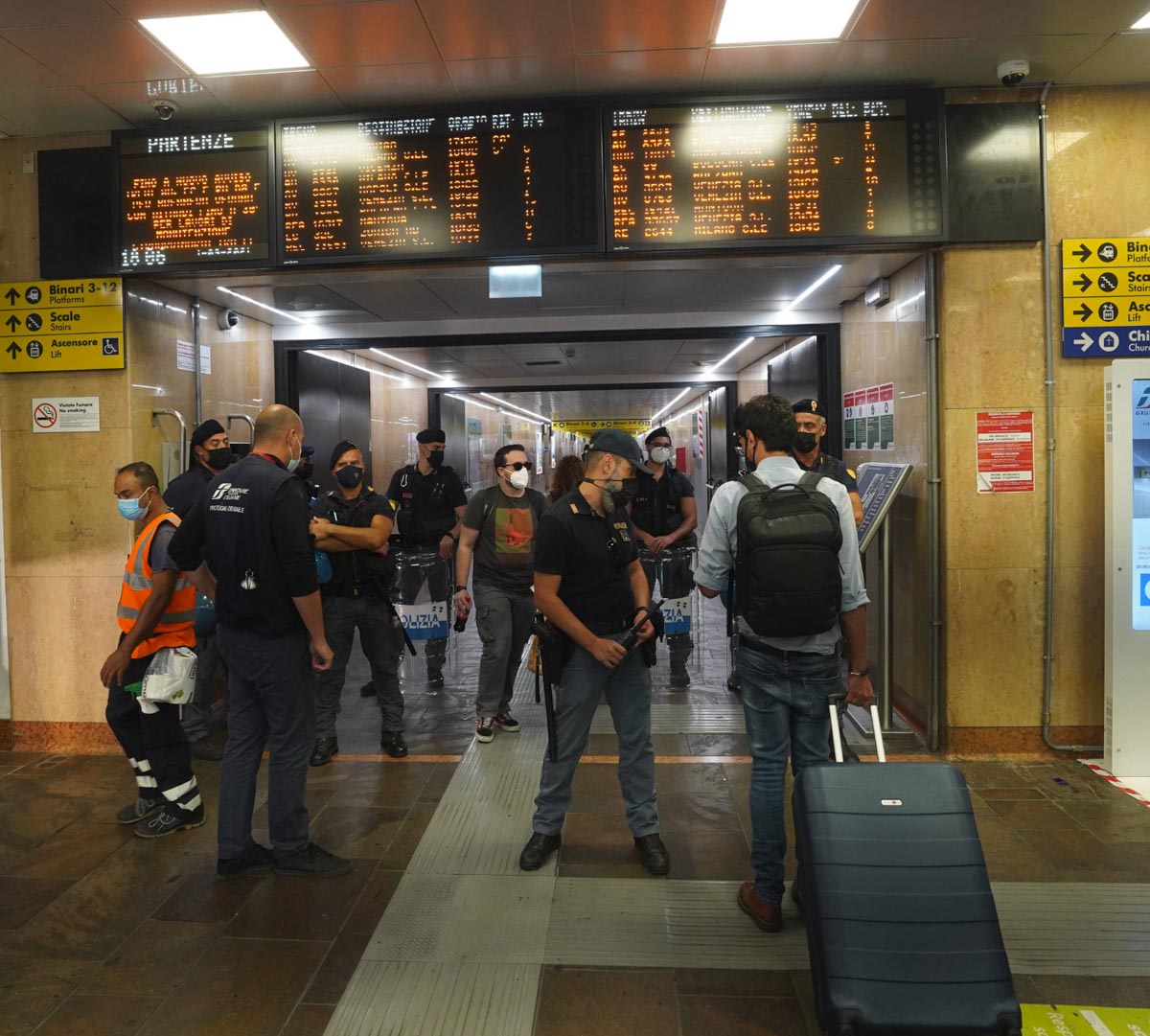Controlli della Polizia in stazione a Verona Porta Nuova