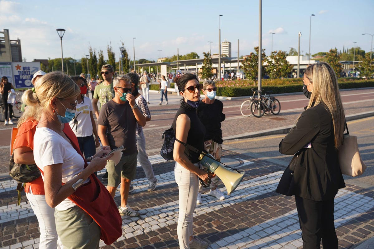 Manifestanti contro il green pass in stazione a Verona Porta Nuova