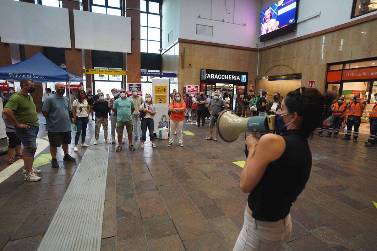 Manifestanti contro il green pass in stazione a Verona Porta Nuova