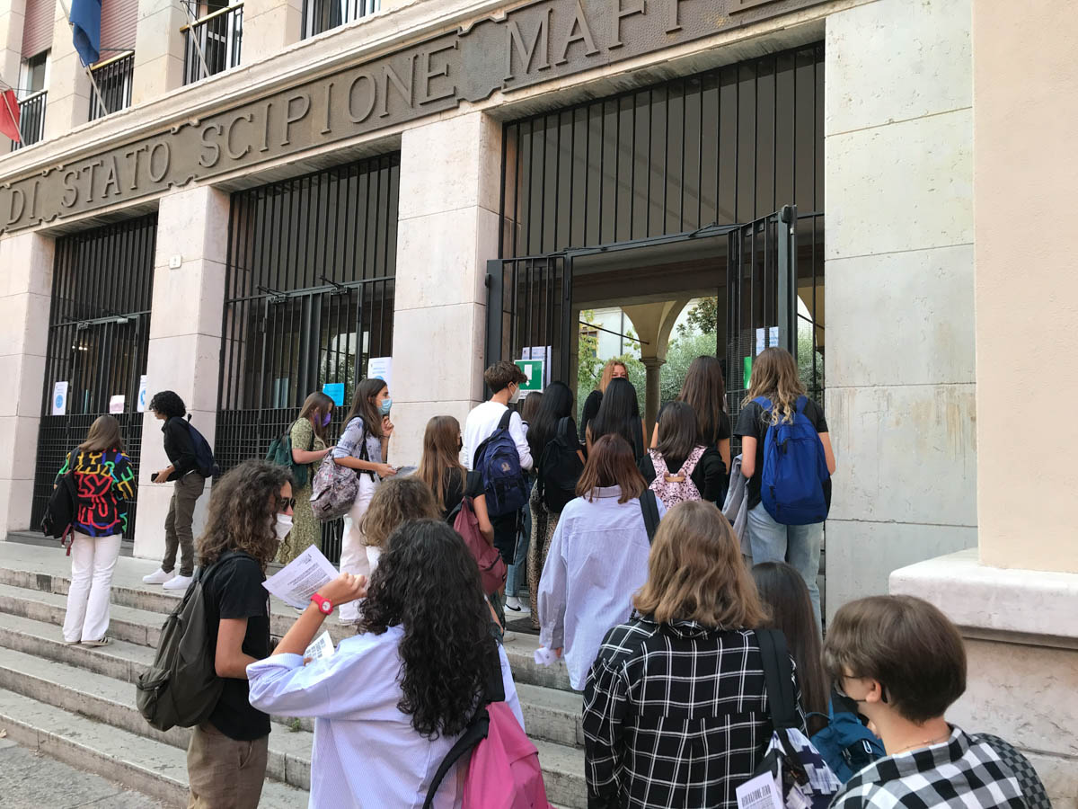 Primo giorno di scuola dell'anno 2021-2022 al liceo Maffei di Verona