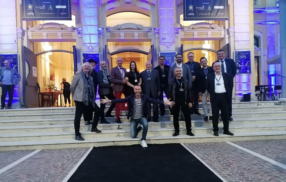 International Salieri Circus Award, la giuria tecnica presieduta da Arturo Brachetti davanti al teatro di Legnago