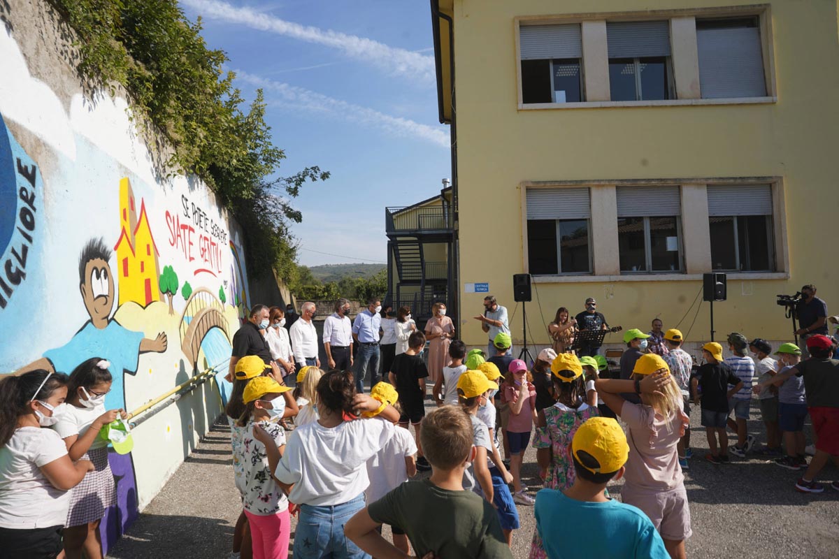 Scuole di Mizzole, primo giorno di scuola con il ricordo di Michele e Tommaso