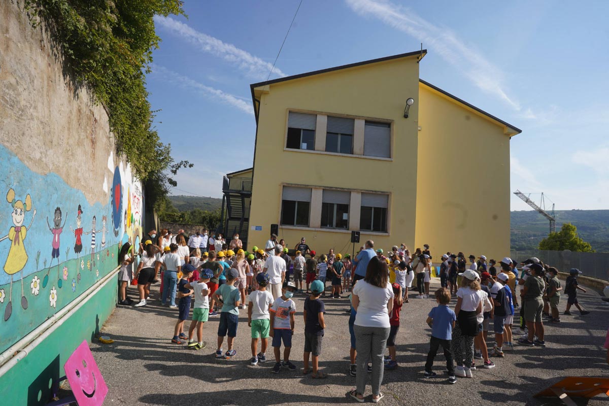 Scuole di Mizzole, primo giorno di scuola con il ricordo di Michele e Tommaso