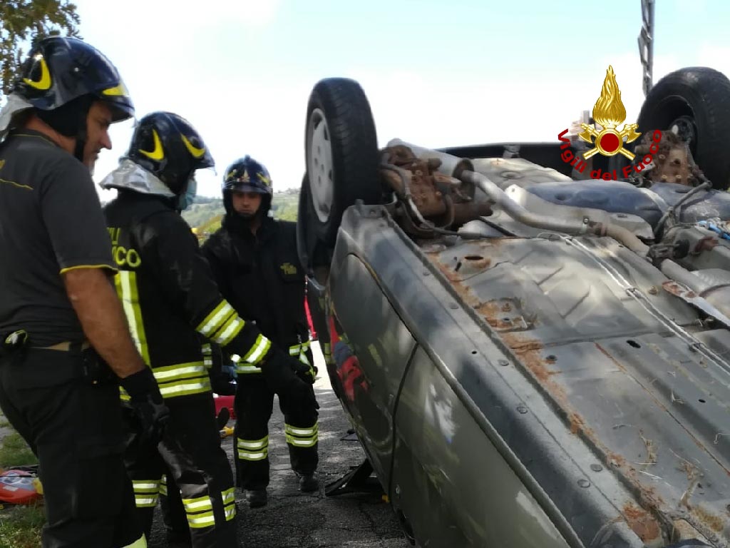 Un'auto si è ribaltata in località Novaia a Marano di Valpolicella. L'intervento dei Vigili del fuoco