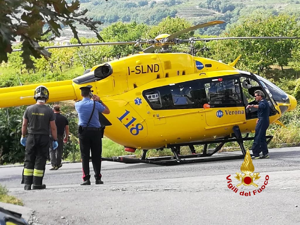 Un'auto si è ribaltata in località Novaia a Marano di Valpolicella. I soccorsi