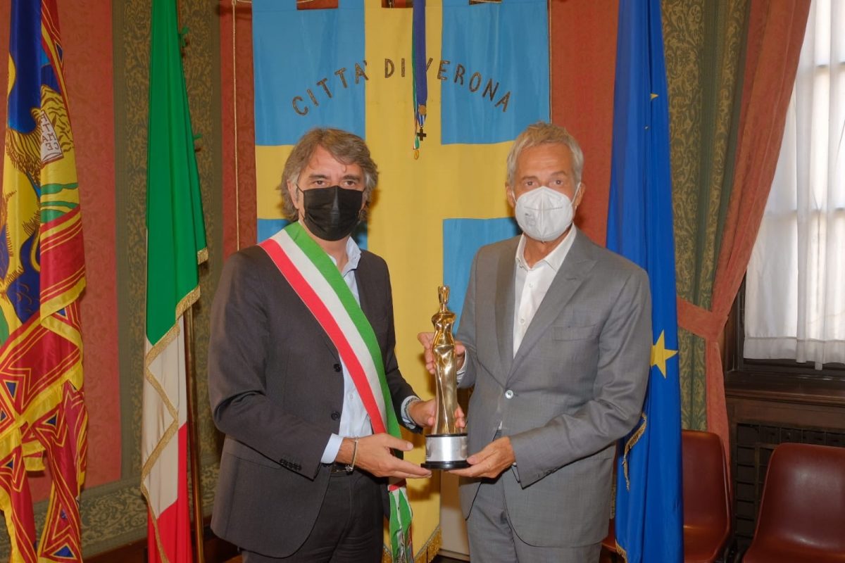 Il sindaco Federico Sboarina e Claudio Baglioni