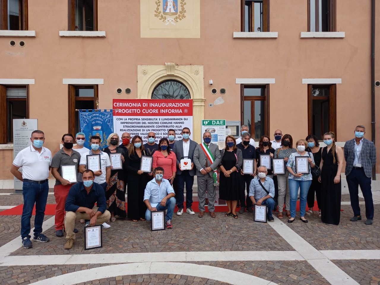 È stato inaugurato questa mattina davanti al municipio di Castelnuovo del Garda un defibrillatore semiautomatico di emergenza.