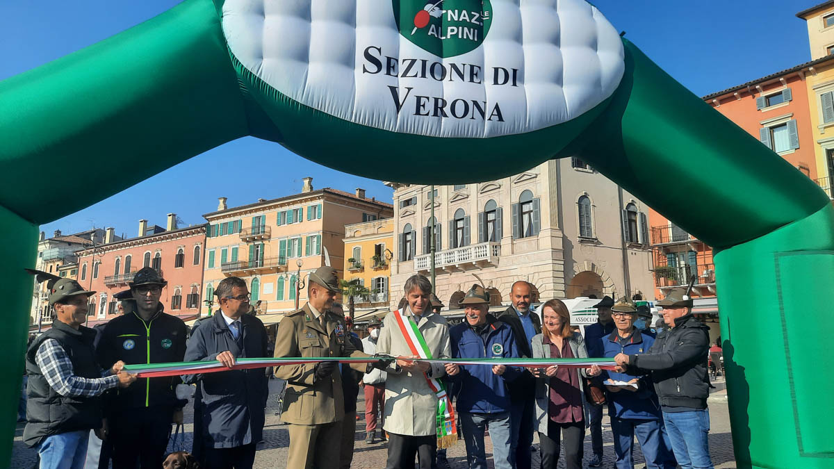 Alpini piazza Bra Verona cittadella alpina