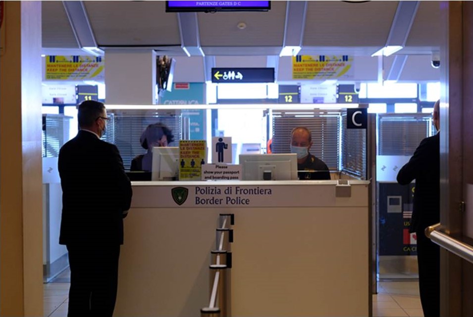 Arresti Polaria Catullo contrabbandiere tabacco