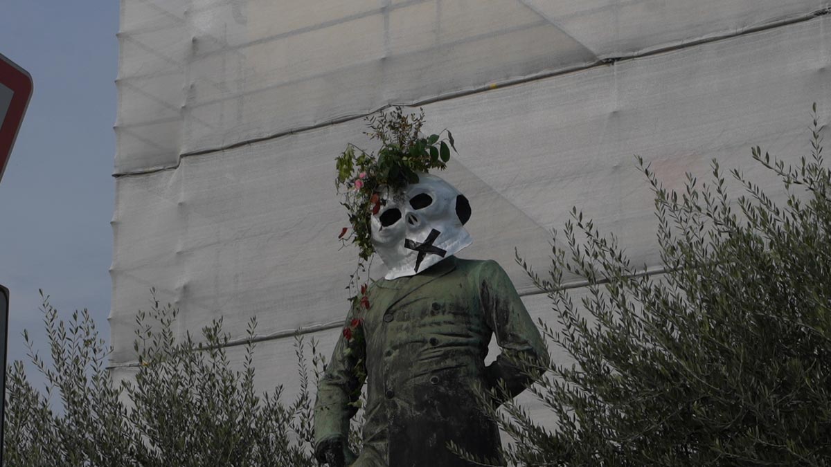 La statua di Umberto I a San Fermo, "mascherata"