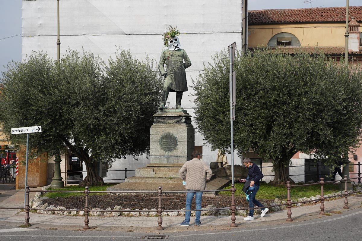La statua di Umberto I a San Fermo, "mascherata"