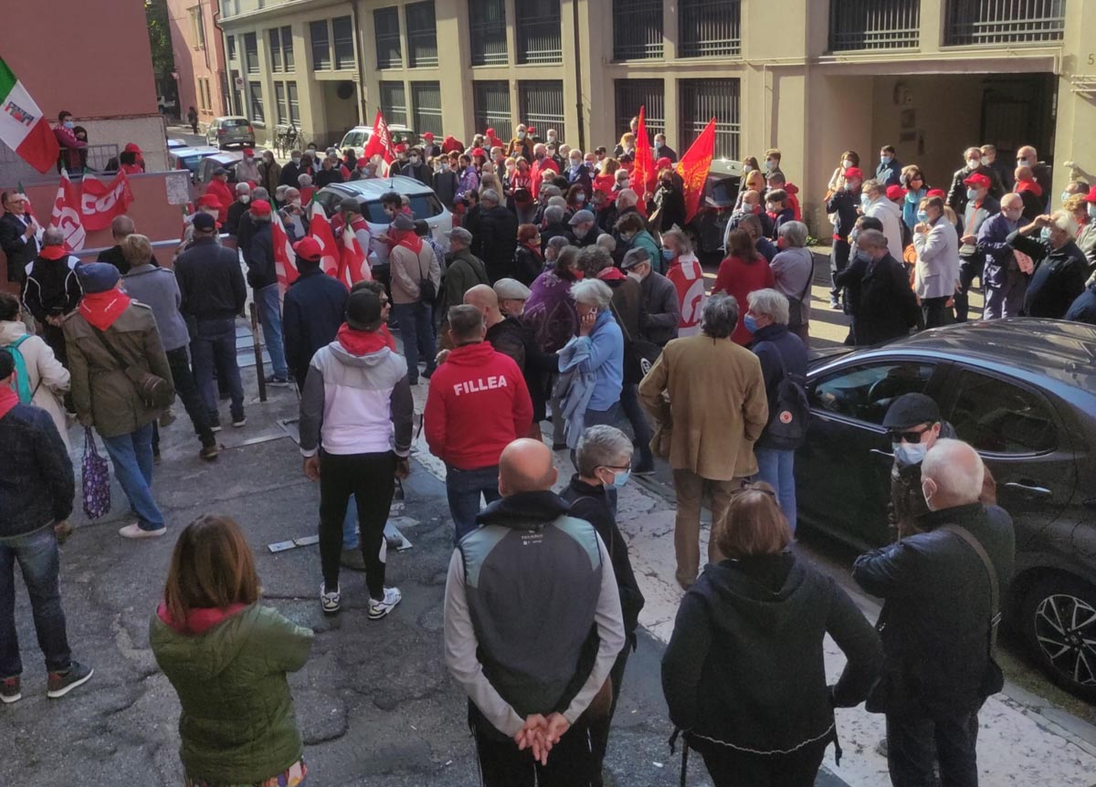 Presidio davanti alla sede della Cgil Verona