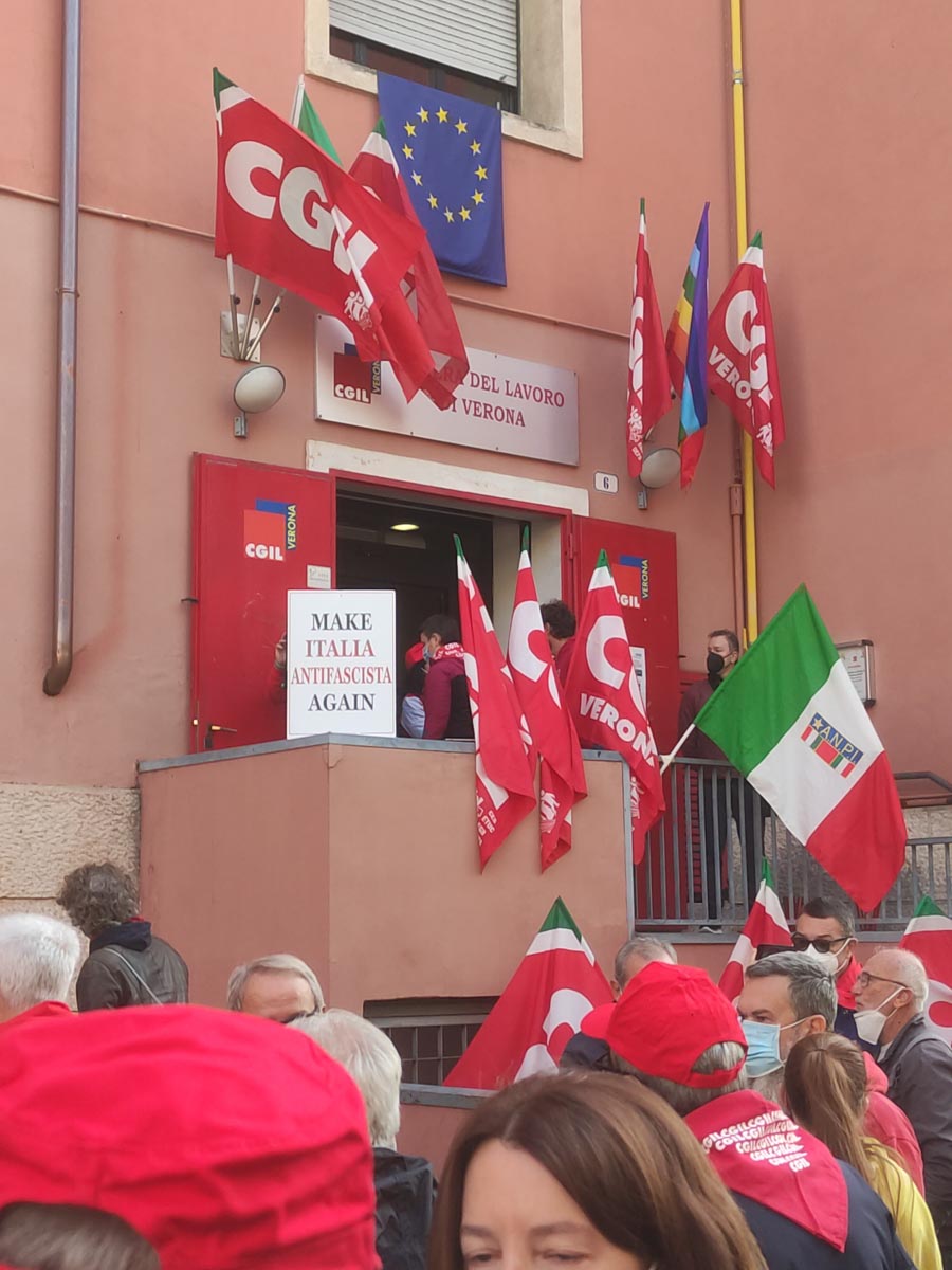 Presidio davanti alla sede della Cgil Verona