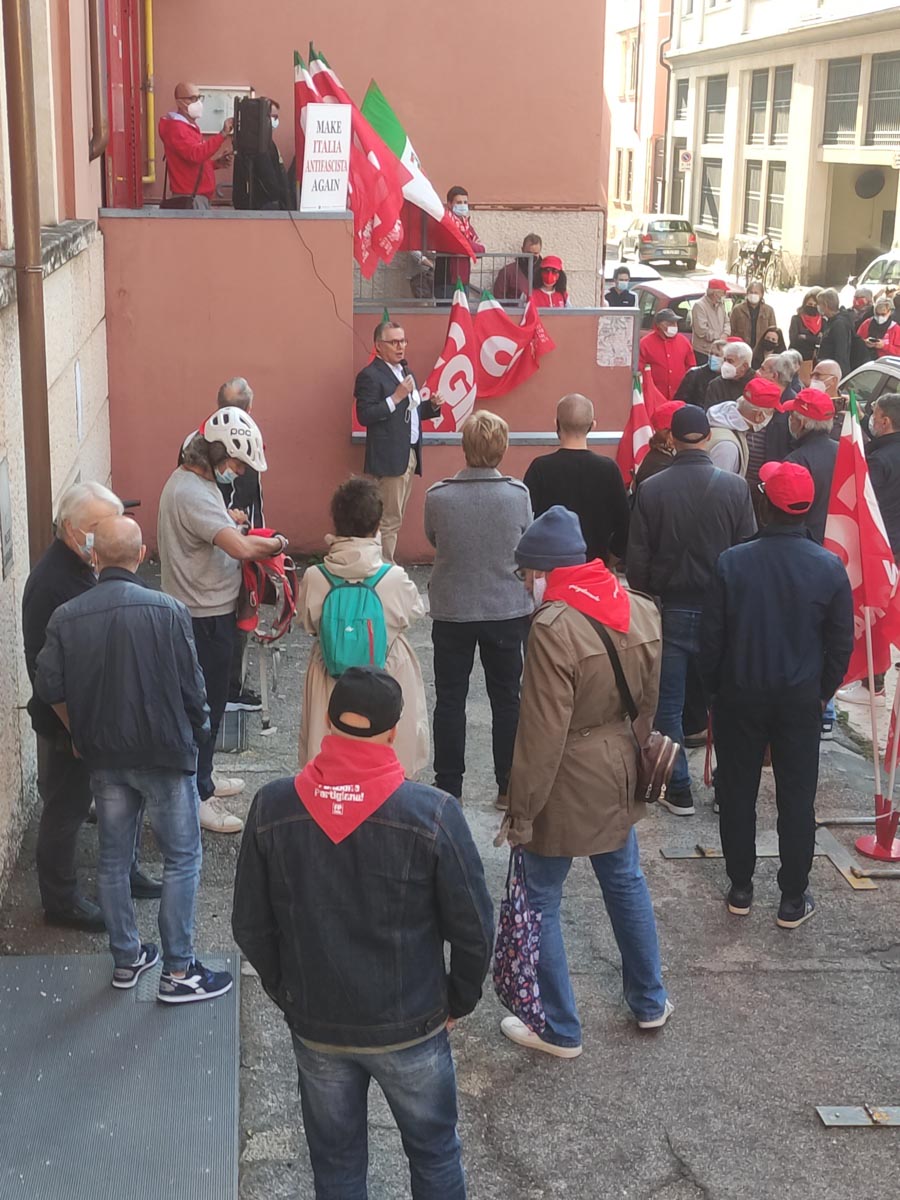Presidio davanti alla sede della Cgil Verona