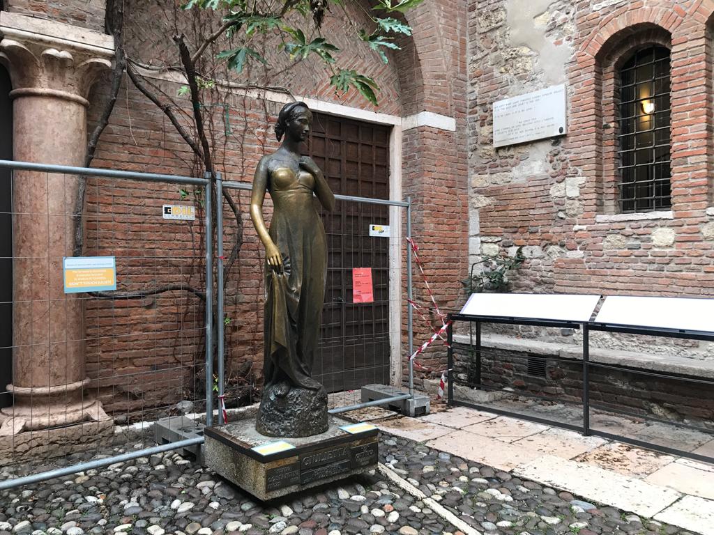 Statua di Giulietta, cortile casa di Giulietta